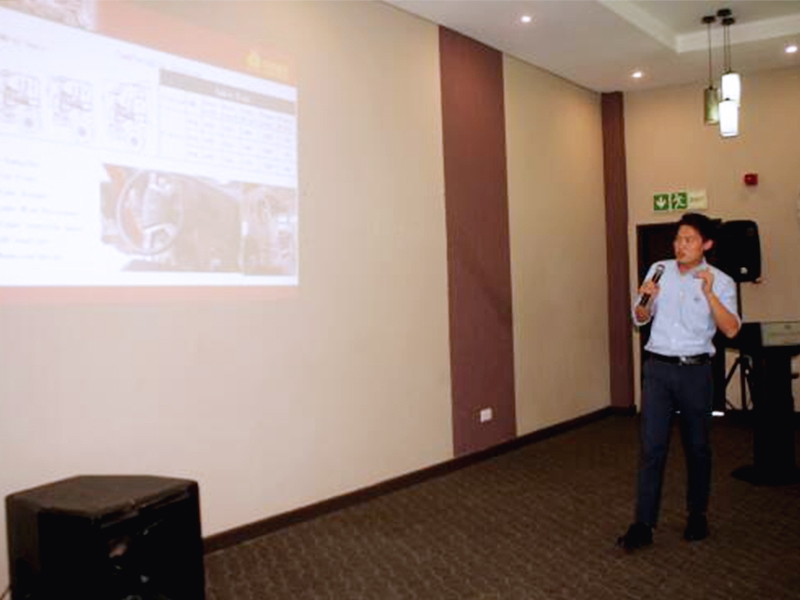 Le bureau de SINOTRUK en Zambie organise une formation sur les produits de la série HOWO et présente les caractéristiques et les avantages techniques des spécifications du camion HOWO aux nouveaux et anciens clients.