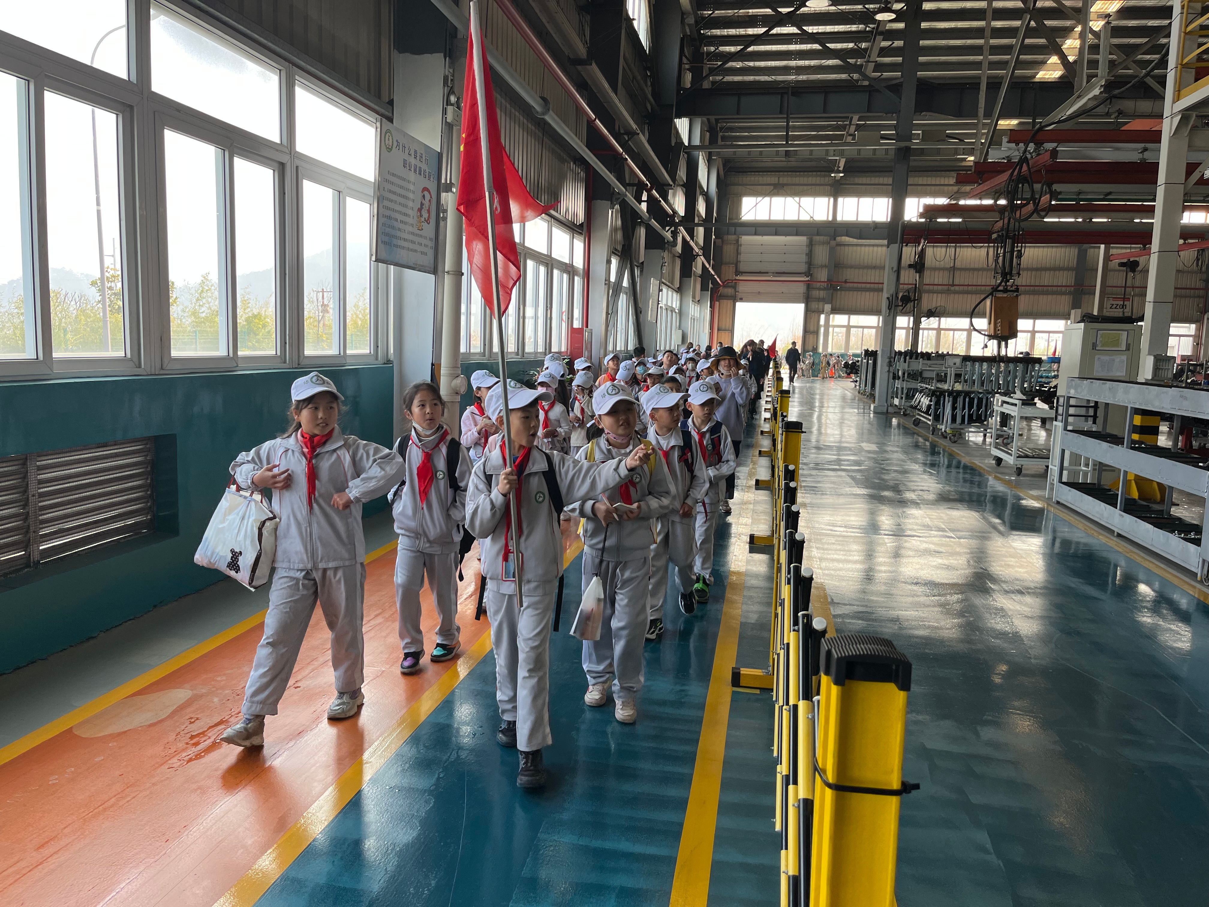 福建海西公司开展“走进家乡名企，向劳动者致敬”春日研学活动